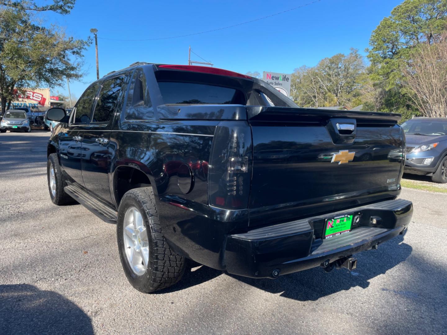 2011 BLACK CHEVROLET AVALANCHE LT (3GNMCFE09BG) with an 5.3L engine, Automatic transmission, located at 5103 Dorchester Rd., Charleston, SC, 29418-5607, (843) 767-1122, 36.245171, -115.228050 - Leather, CD/AUX/Sat, backup Camera, Dual Climate Control, Power Everything (windows, locks, seats, mirrors), All-weather Mats, Keyless Entry, Running Boards, Tow Package, Alloy Wheels. 174k miles Located at New Life Auto Sales! 2023 WINNER for Post & Courier's Charleston's Choice Pre-owned Car Deale - Photo#4